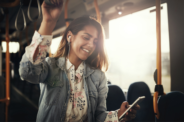 img_girl_commuting_to_work