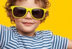Junge sonnenbrille