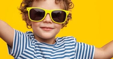 Junge sonnenbrille