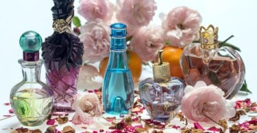 Douglas ist seit langem eine feste Größe in der Welt der Luxuskosmetik, und der Onlineshop bringt Ihnen die Expertise der Marke direkt an die Hand. Ob Sie den perfekten Duft suchen, Ihre Make-up-Routine aufwerten möchten oder auf der Suche nach echter Hautpflege sind – Douglas bietet eine kuratierte Auswahl an Premiumprodukten für jeden Bedarf. Mit einer nahtlosen Kombination aus Service im Geschäft und dem Komfort des Online-Shoppings definiert Douglas Beauty-Shopping neu. Entdecken wir die herausragenden Services und Funktionen, die die Online-Plattform zu einem Muss für Beauty-Liebhaber machen.